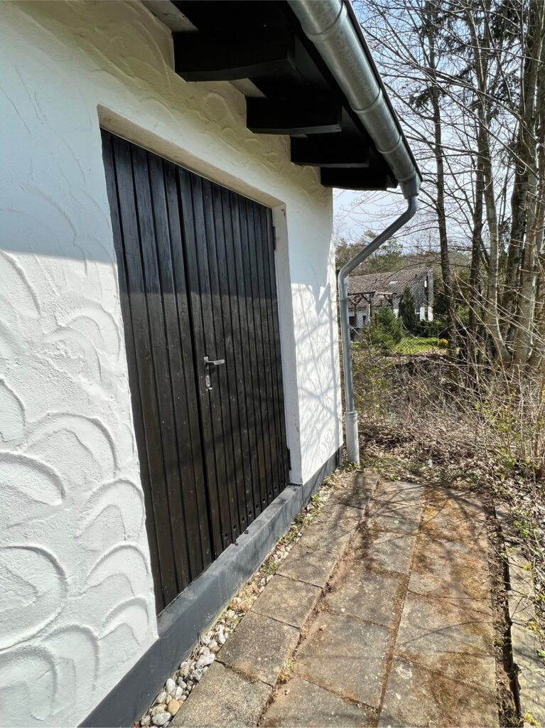 ehemalige Holztüre zur Umkleide